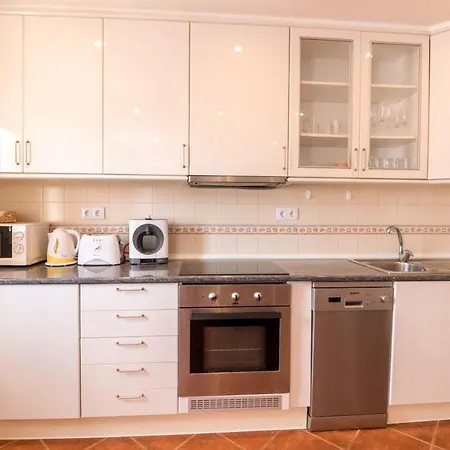 #008 T2 Tenis By Holidays Daire